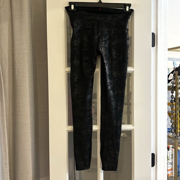 Spanx Camo faux Leather Leggings - Picture 3 of 3